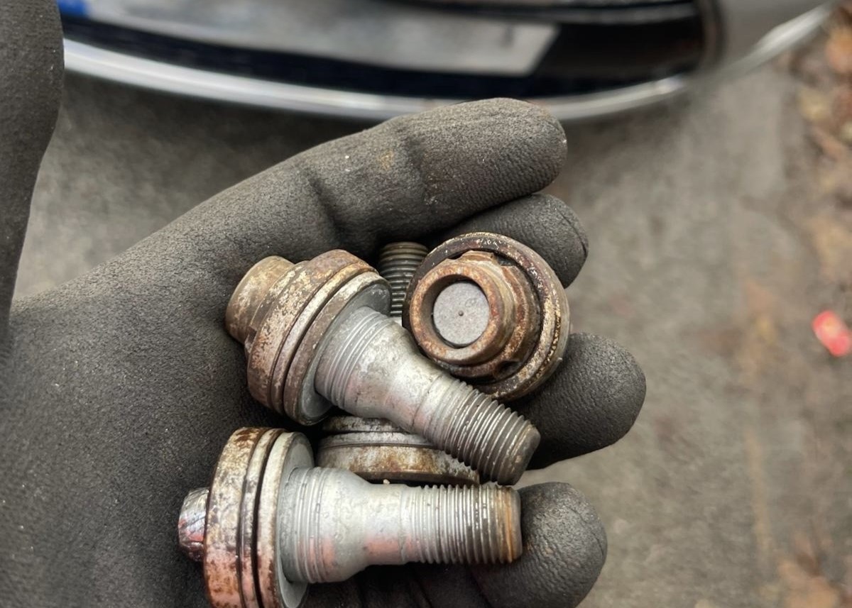 Locking wheel nut removal carried out on a vehicle